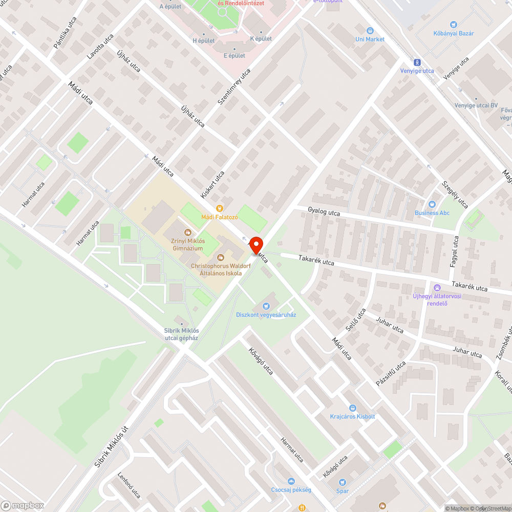 Megdöntött és elfordított táblák kerékpárút mellett bejelentés helye