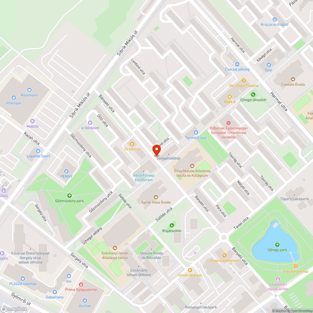 Egy nagyon megkopott pad a buszmegállóban bejelentés helye