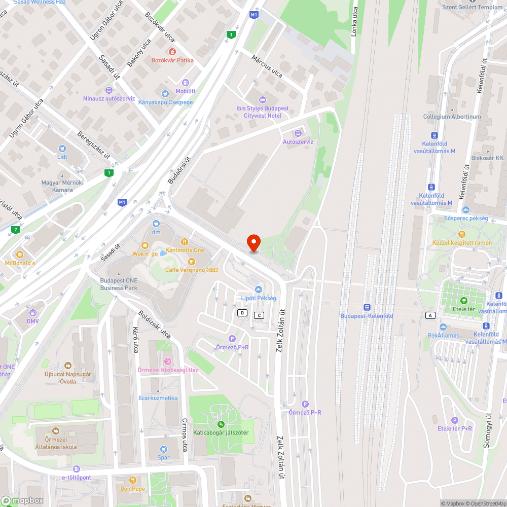 Közösségi rollerek a járdán, autók a taxiállomáson bejelentés helye