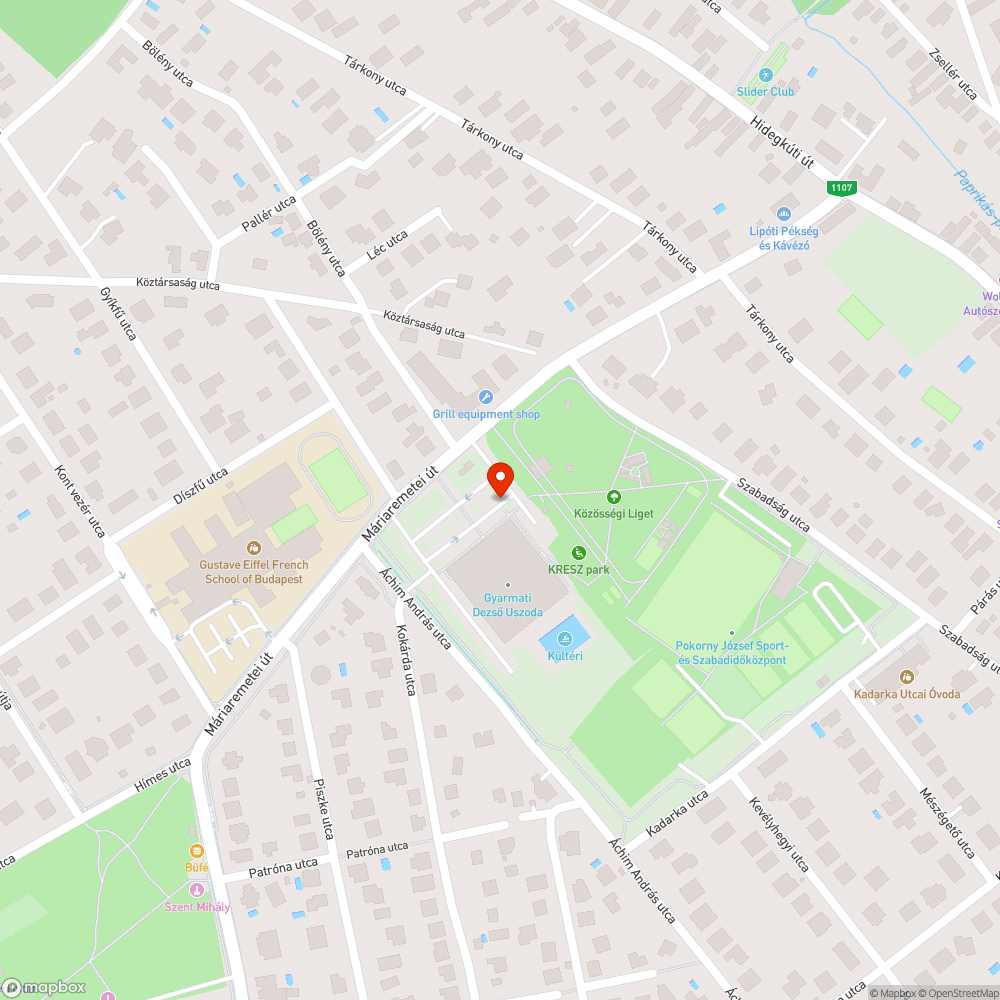 Szétdobált ruhák és hulladék az uszodánál bejelentés helye