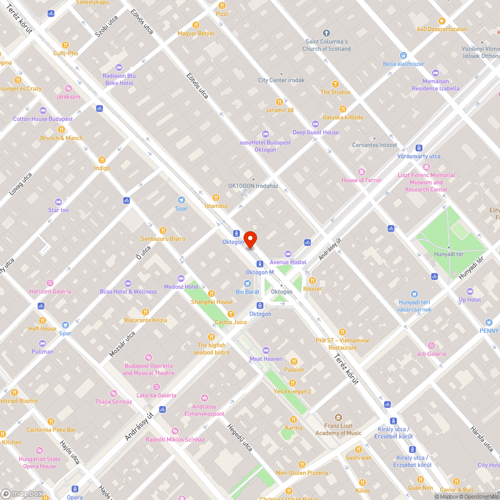 Négy nagyon megkopott pad a villamosmegállóban bejelentés helye