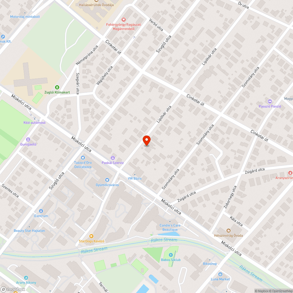 Fák helyett zöld sávba parkoló autók bejelentés helye