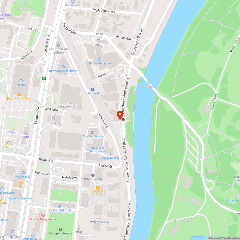 Üres reklámkeret az ÓBKF irodája előtt bejelentés helye