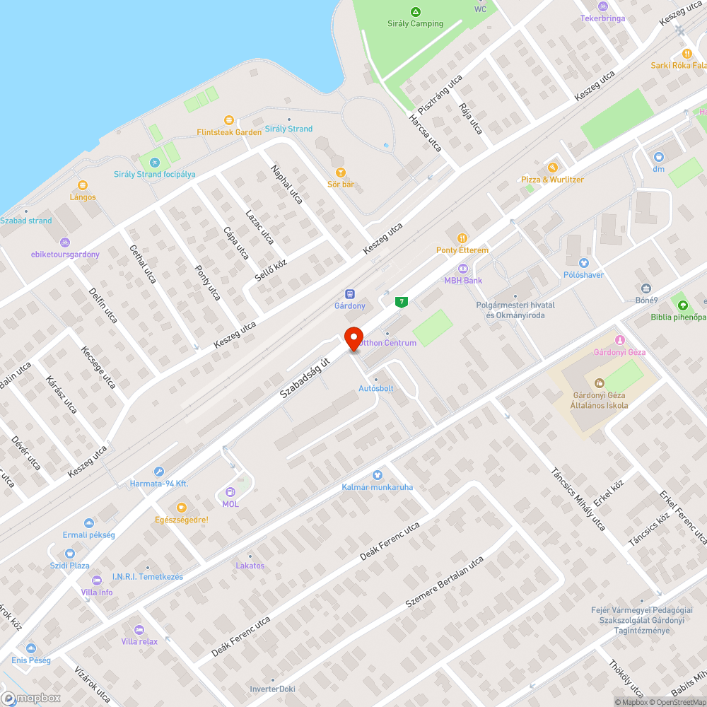 Járdán parkoló autók a KIK előtt bejelentés helye