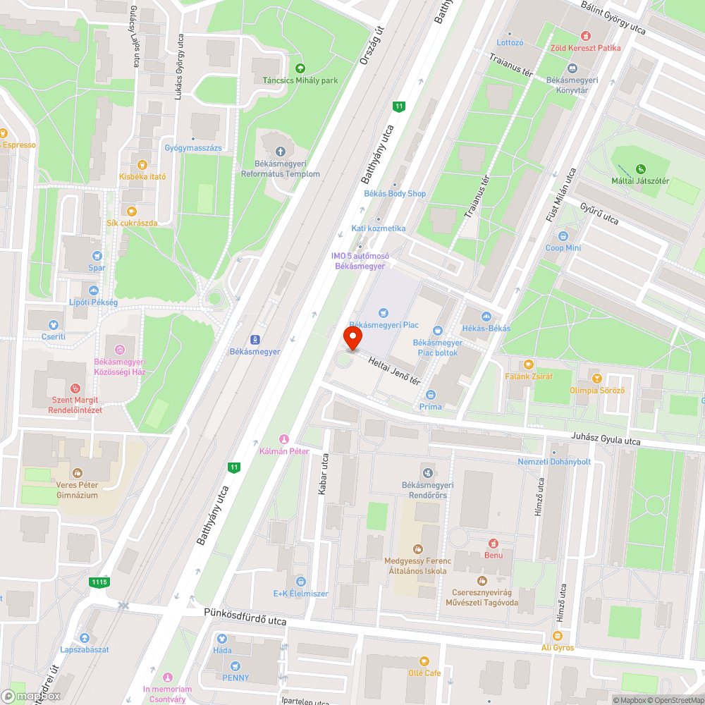 Megrongált információs tábla és szétszórt plakátmaradványok bejelentés helye