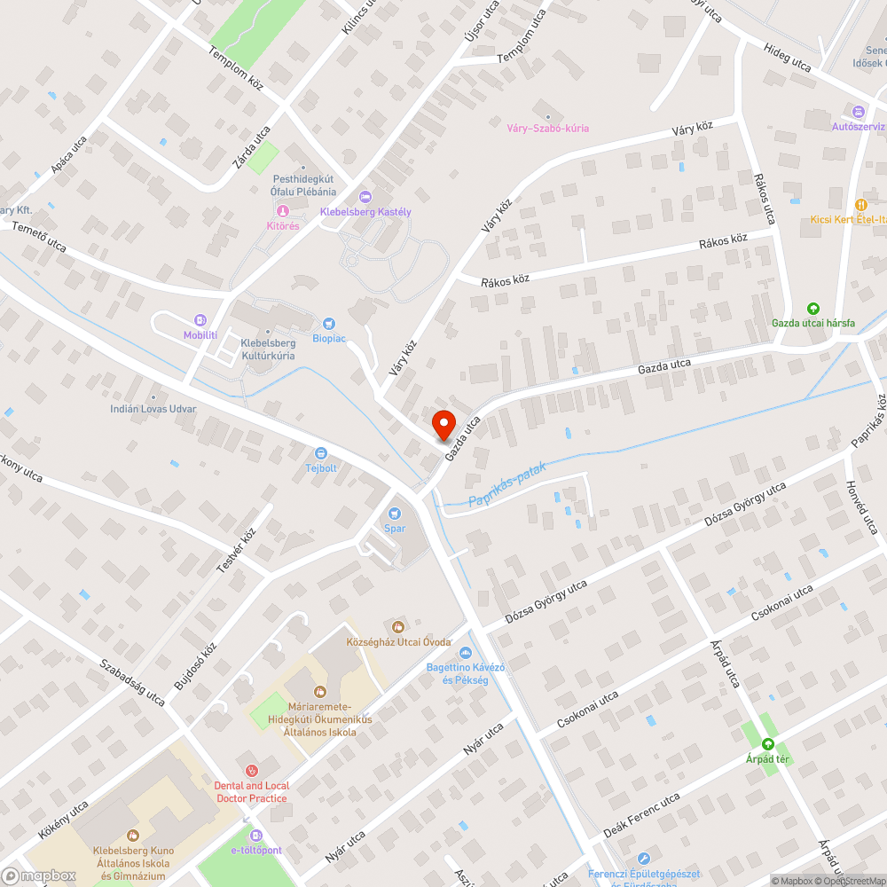 Leszakadófélben lévő utcanévtábla bejelentés helye