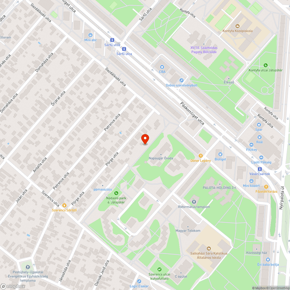 Széteső karók a fák körül bejelentés helye