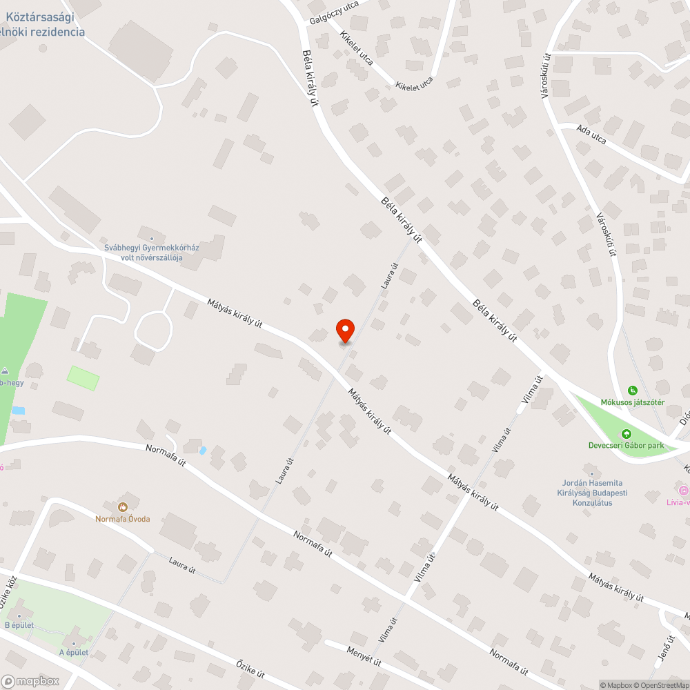 Útjavításból származó aszfalt hulladék a kerítés mellett bejelentés helye