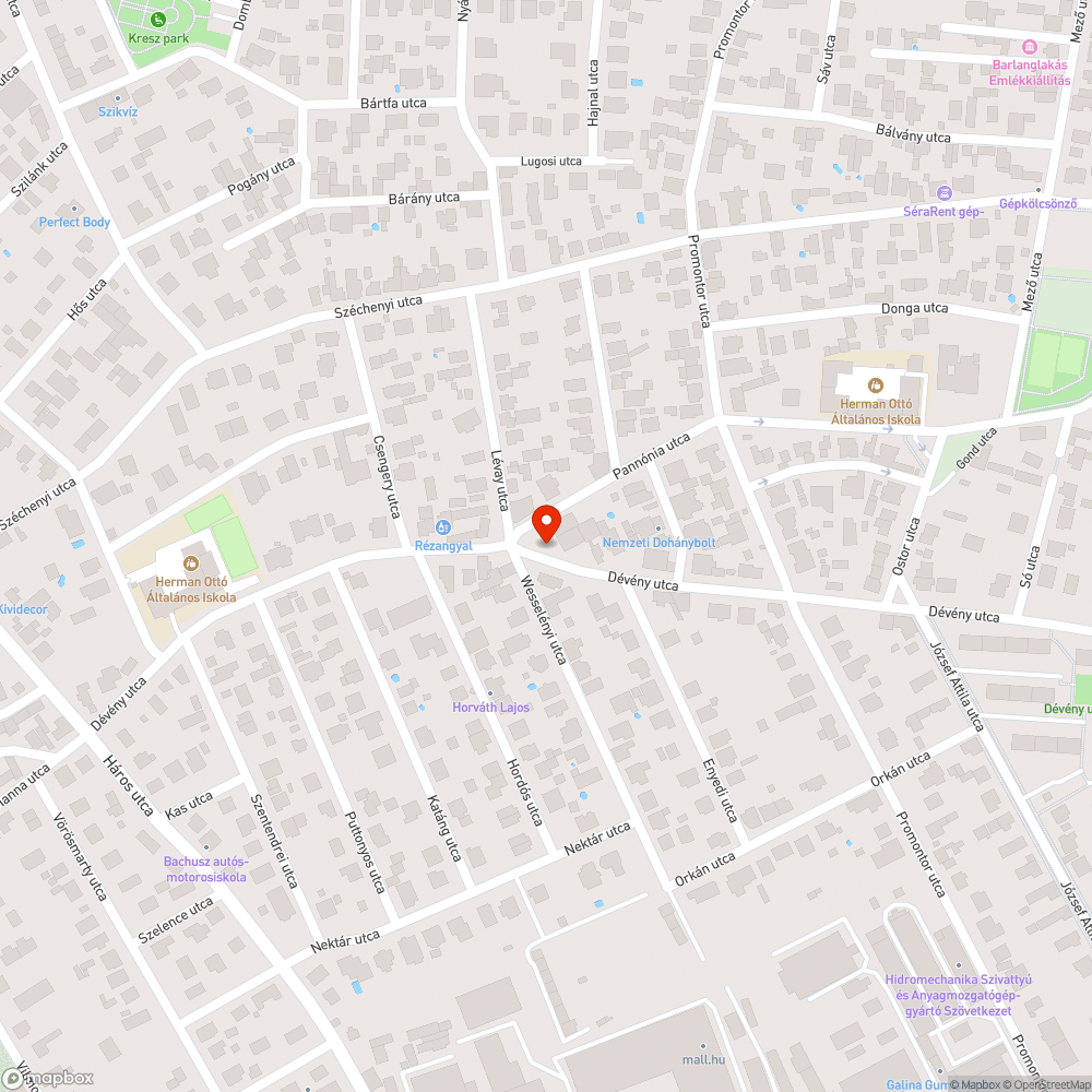 Kátyús és elhasznált útszakasz főúton, buszmegálló előtt bejelentés helye