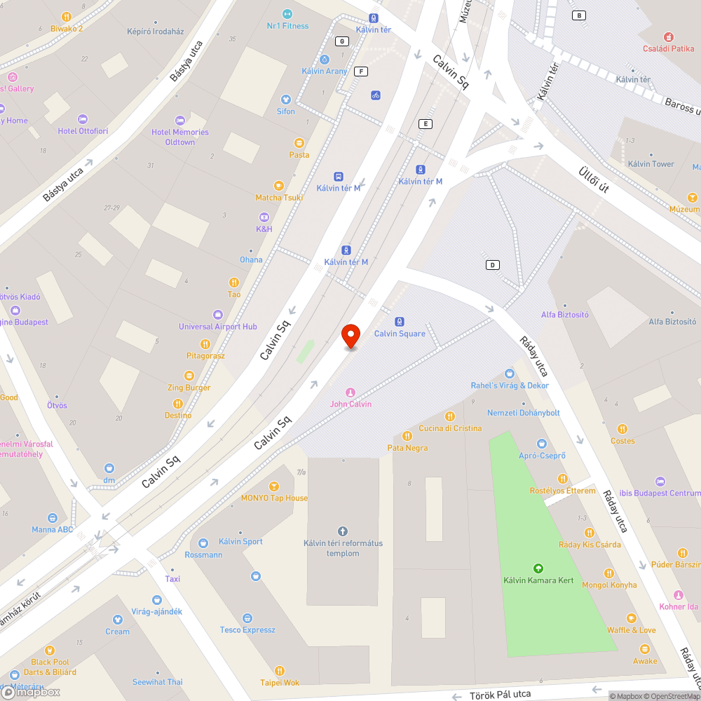 Gyalogosok használják a keskeny szegélyt, veszélyes bejelentés helye