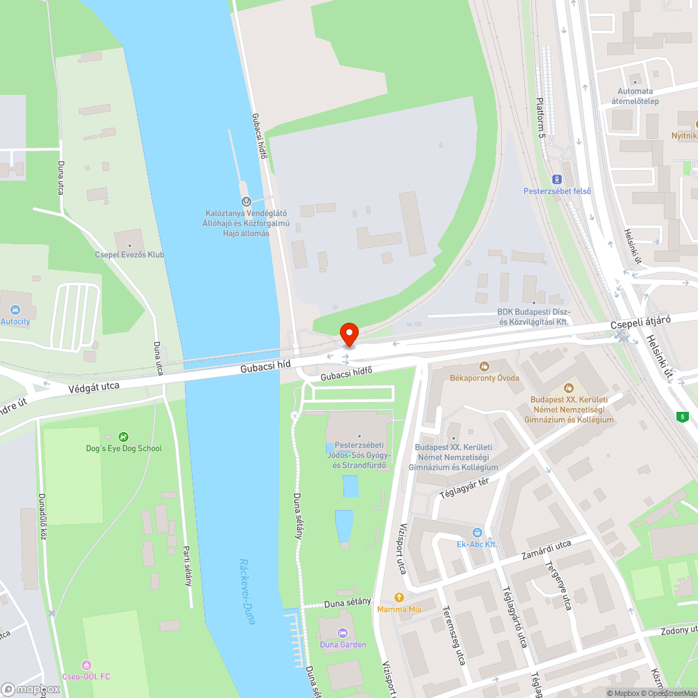 Szétrohadt csőkorlát a szalagkorláton túl, rozsdás szalagkorlát-állvány bejelentés helye