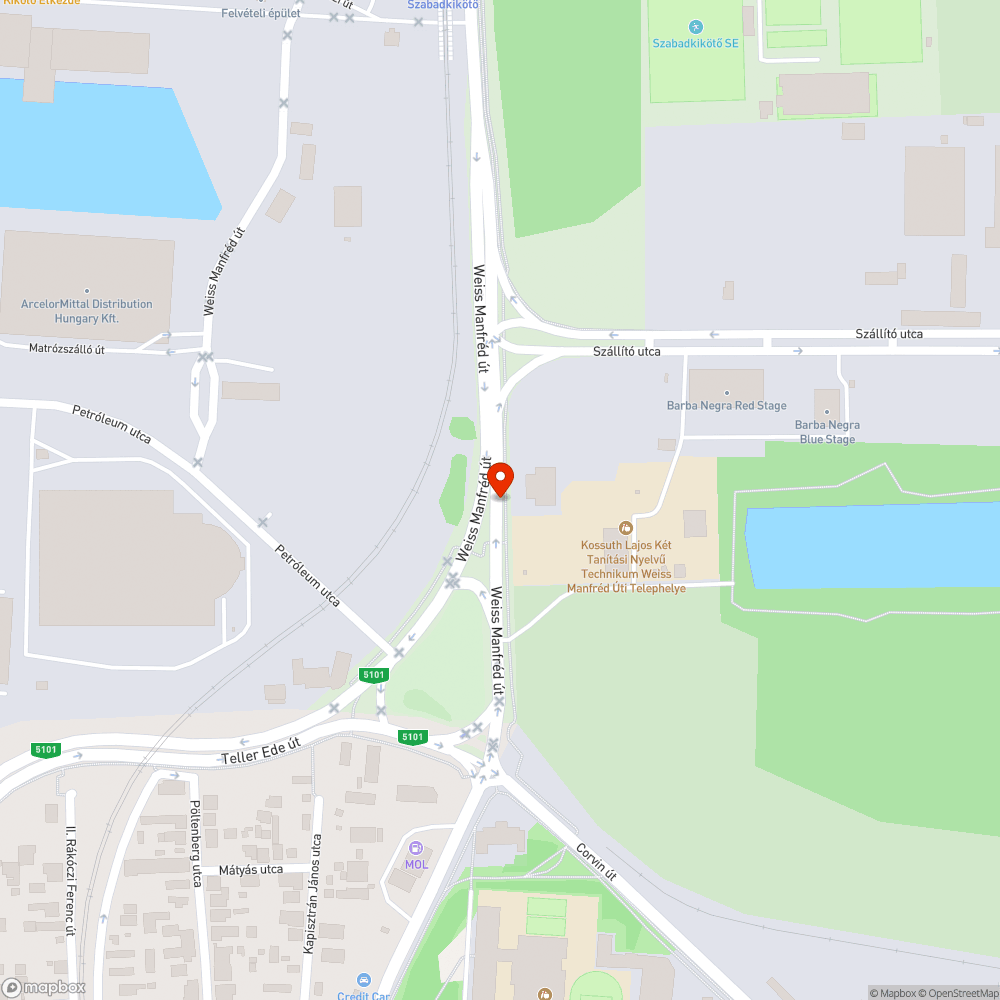 Nagyobb betontömb oszlopcsonkkal közút mellett bejelentés helye