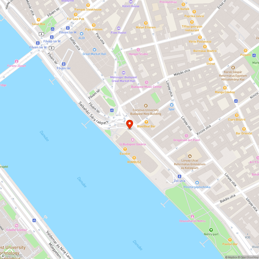 Otthagyott forgalomtechnikai kőtömb a Bálna bejáratánál. bejelentés helye