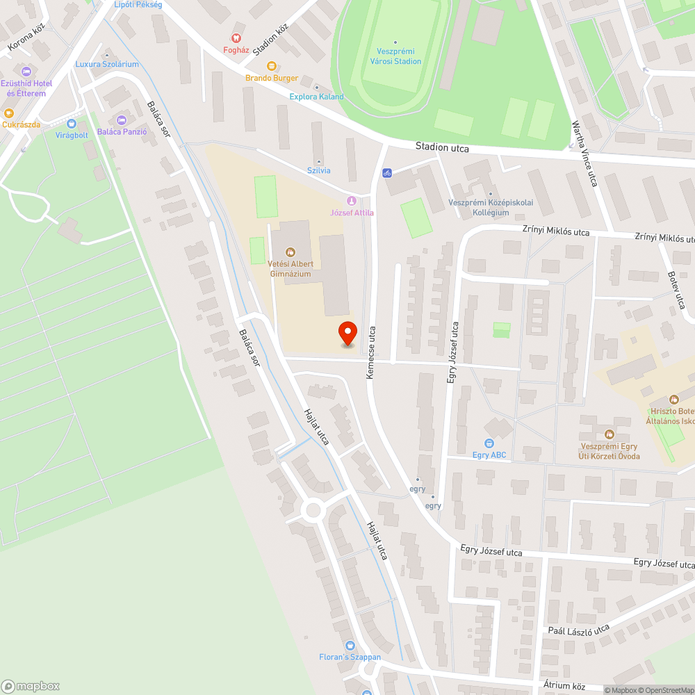 Roncs autó foglalja a parkolóhelyet a Vetésinél bejelentés helye