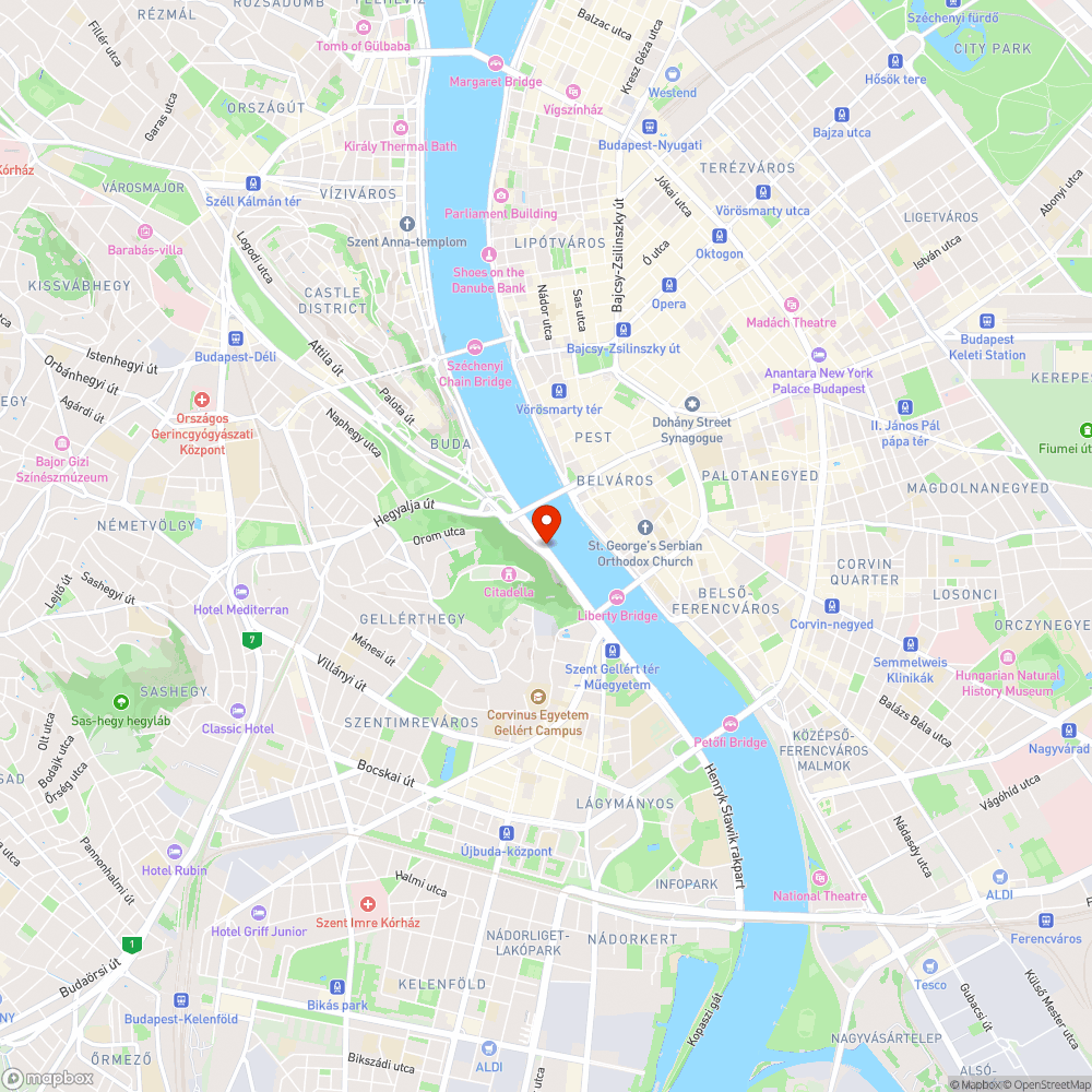 Értelmetlenül elkerített járda bejelentés helye