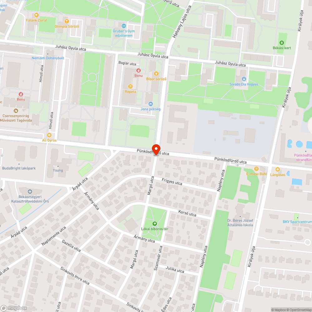 Rengeteg autó a zöldön parkol bejelentés helye