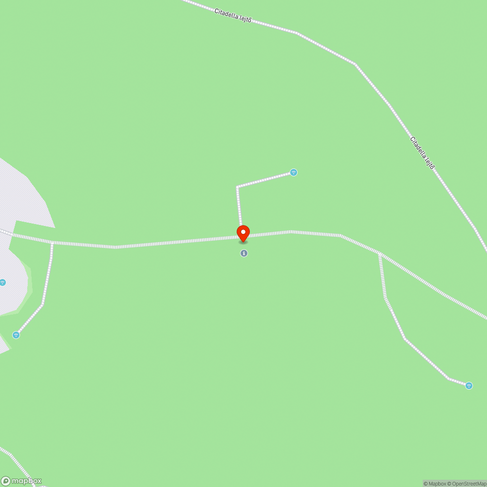 Graffitivel szennyezett információs tábla bejelentés helye