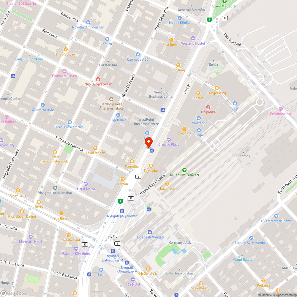 Zöldsávban hevernek a pollerek a kerékpársáv védelme helyett bejelentés helye