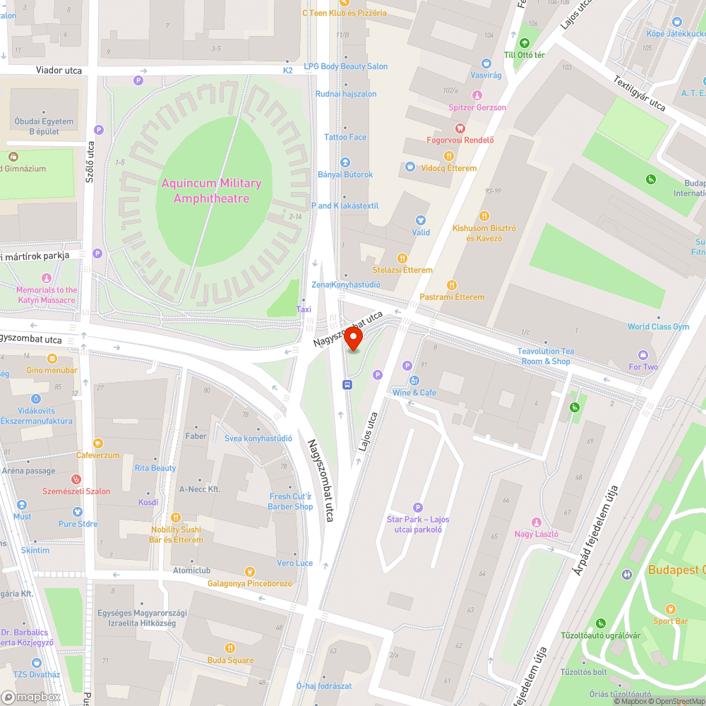 Mélyebb lyukak a zöld, füves területen bejelentés helye