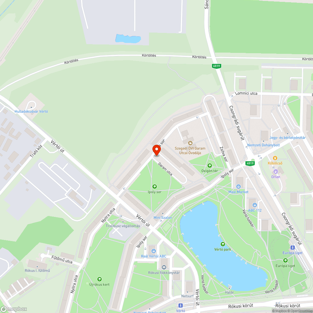 Elhagyott autó két parkolóhelyet foglal a telített parkolóban. bejelentés helye