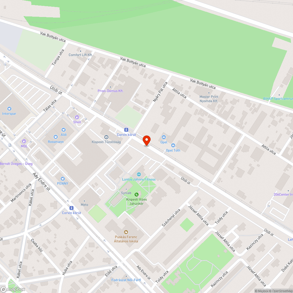 Valamiféle autó roncsdarab a fűben, az úttest mellett bejelentés helye