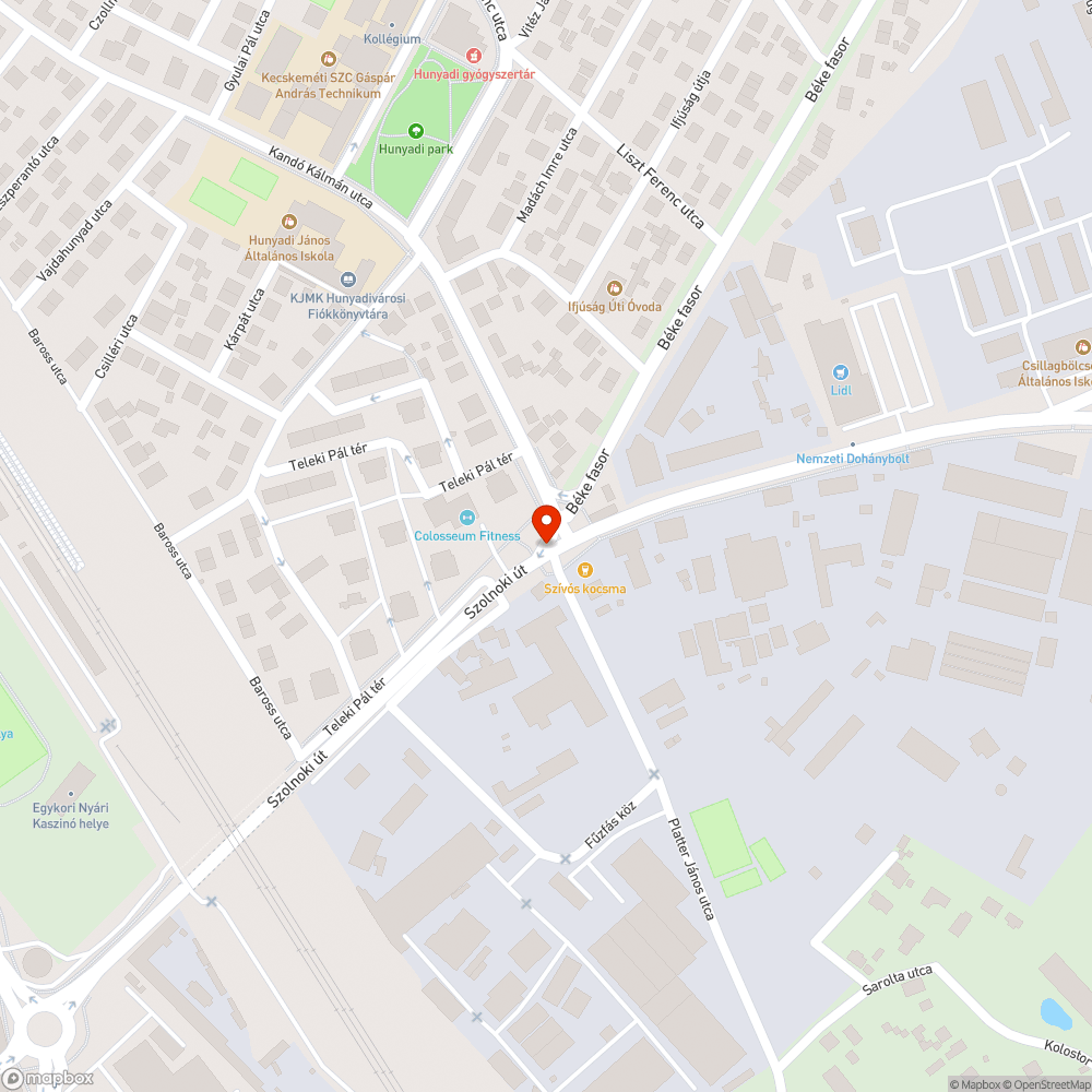 Nem látszó, kopott KRESZ táblák az aluljáró utáni kereszteződésnél bejelentés helye