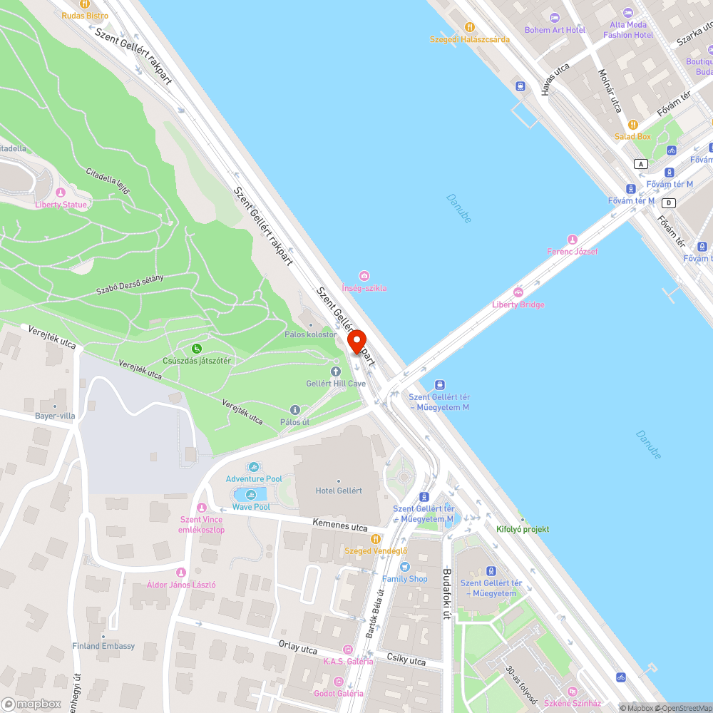 Eldőlt útterelő tábla a Szent Gellért rakparton a Szabadság hídnál bejelentés helye