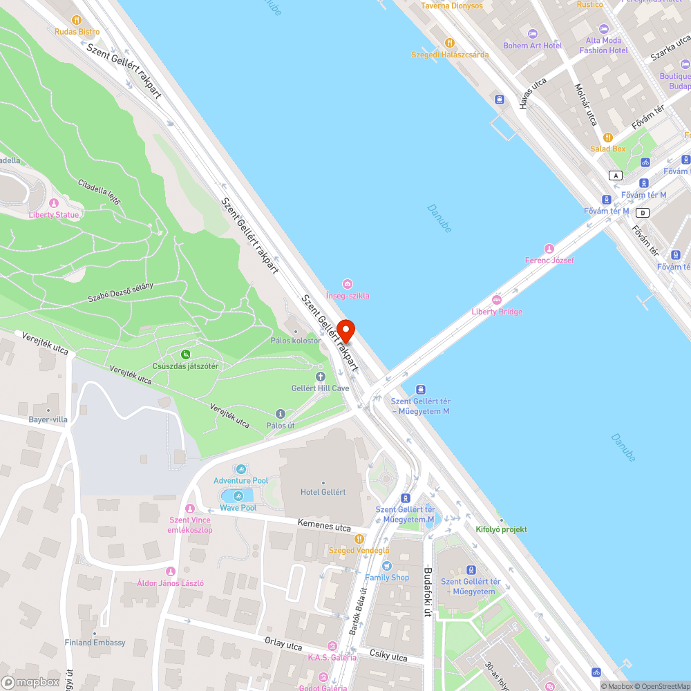 Kerítéssel lezárt szervizút a Szent Gellért rakparton bejelentés helye