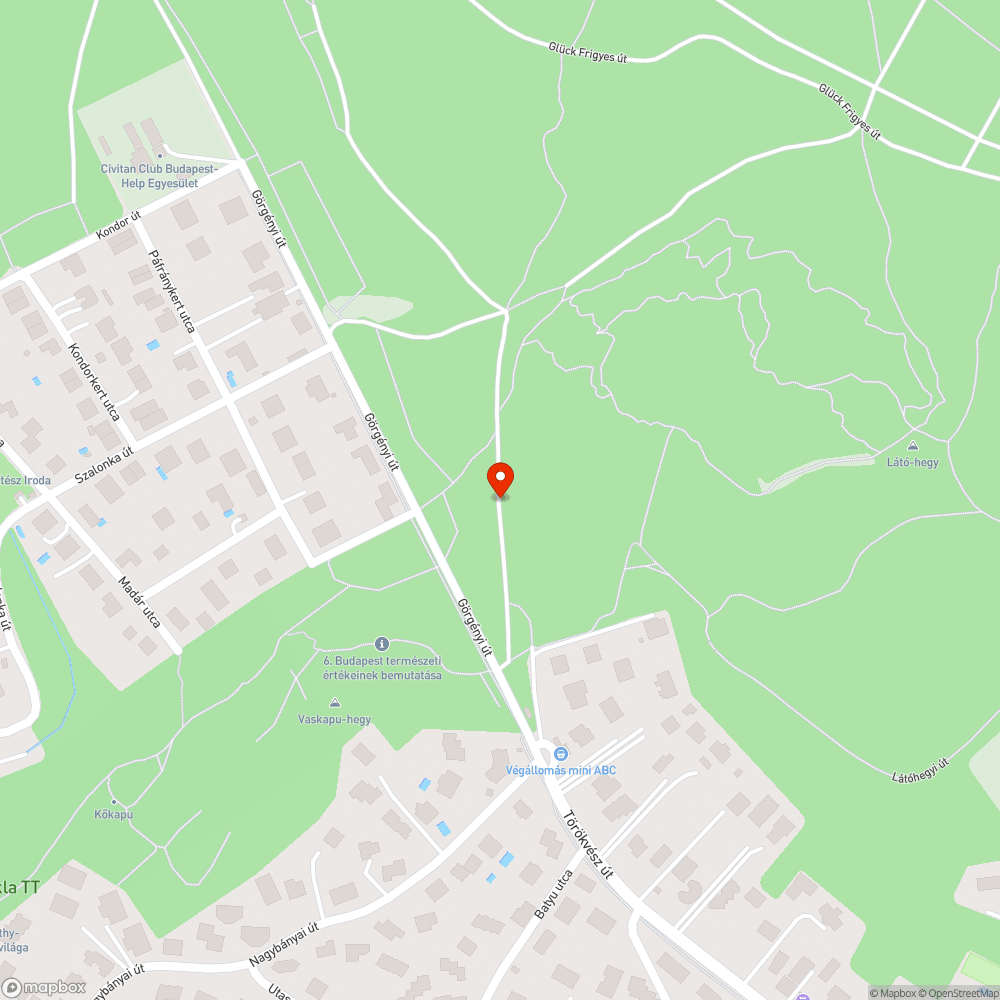 Kidőlt fa a turistaúton. bejelentés helye