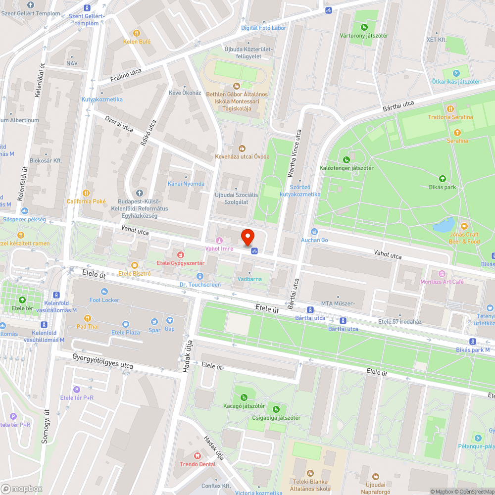 A parkolóban két elhagyott gépkocsi áll bejelentés helye