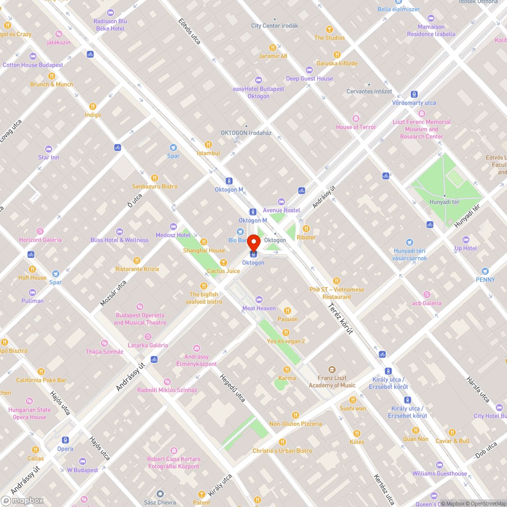 Egy összefirkált pavilon áll az Oktogon téren. bejelentés helye