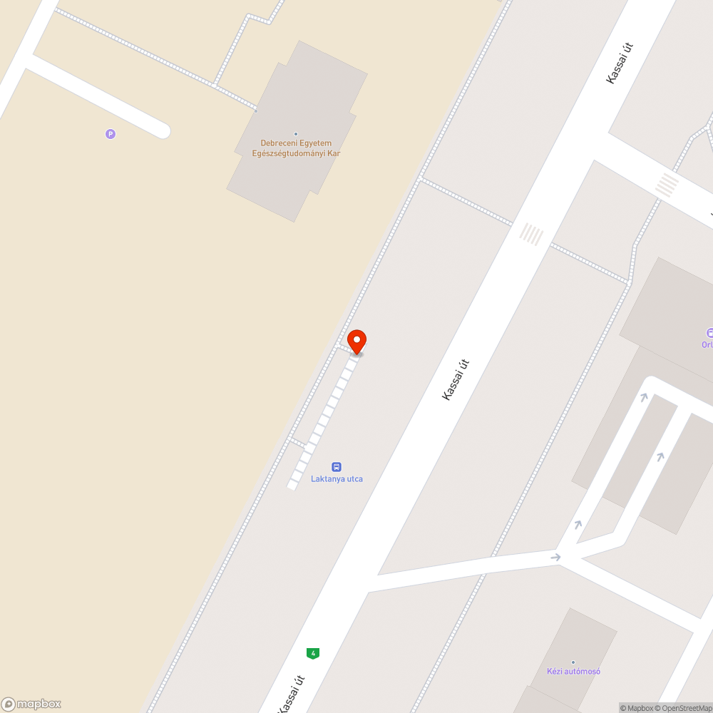 Széttört pad a Kassai úton a 'Laktanya utca' megállóban bejelentés helye