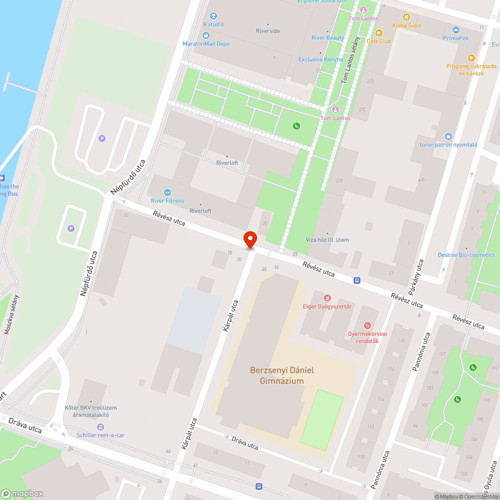 Elhajlott tükör és táblatartó oszlop Kárpát / Révész sarok bejelentés helye