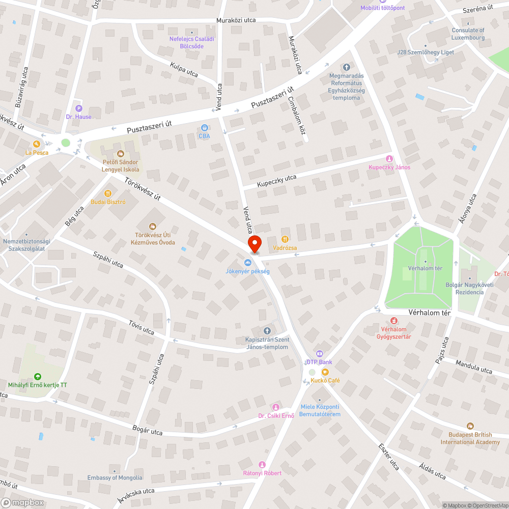 Megsérült kék ''Kikerülési irány'' tábla zebra középszigetén bejelentés helye