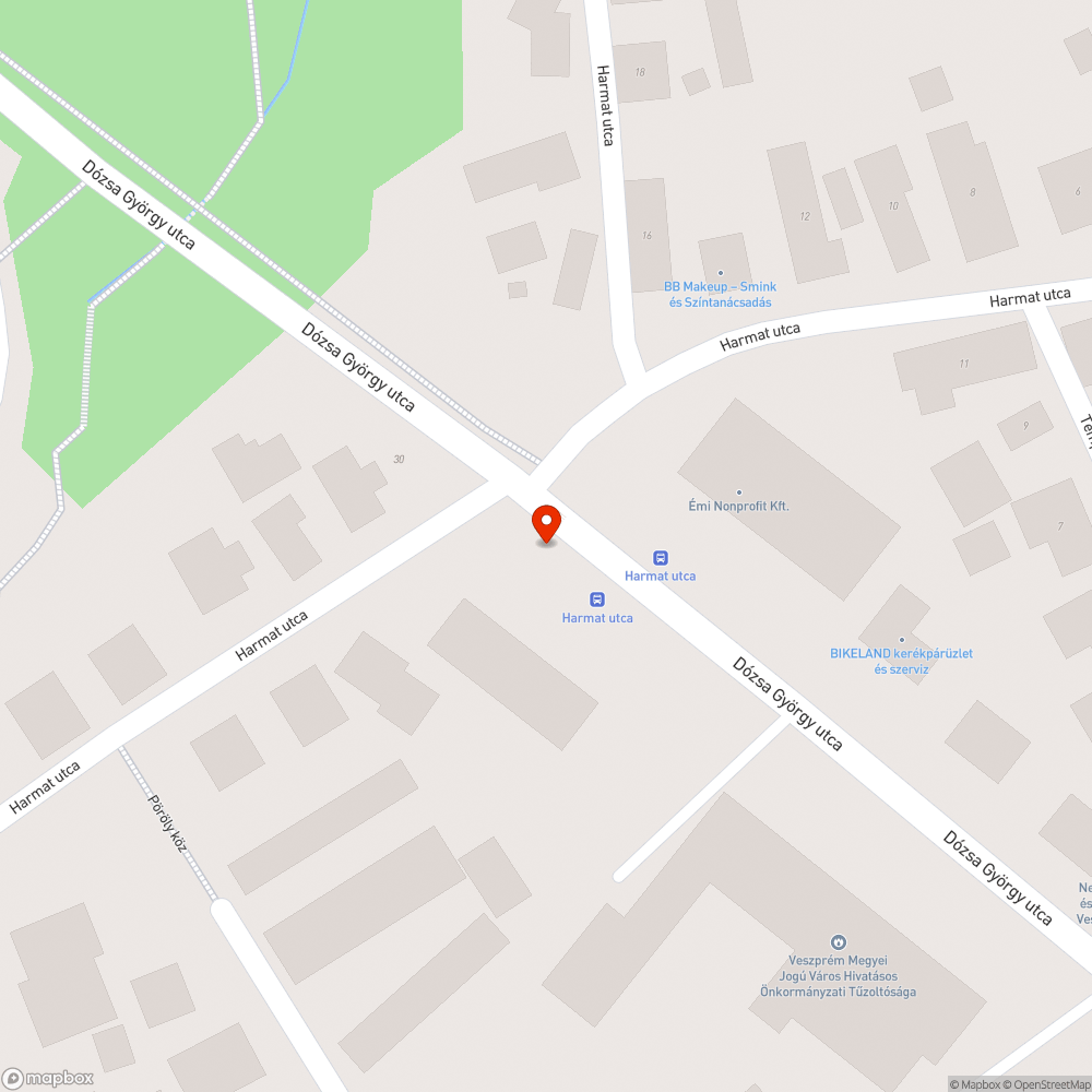 Vízelvezető akna fedlapja körül feltöredezett az aszfalt bejelentés helye