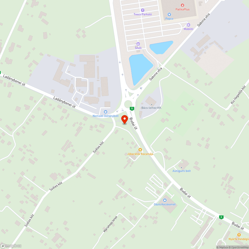 Régi, elbontandó projekttábla az 5-ös út bevezetője mentén bejelentés helye