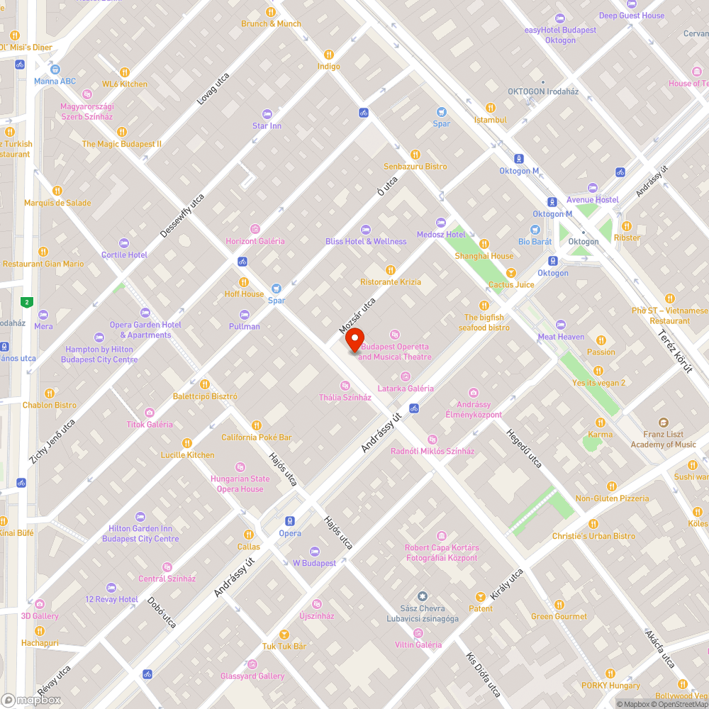 Az Operett színház előtt a szökőkútban nincsen víz, csak szemét bejelentés helye