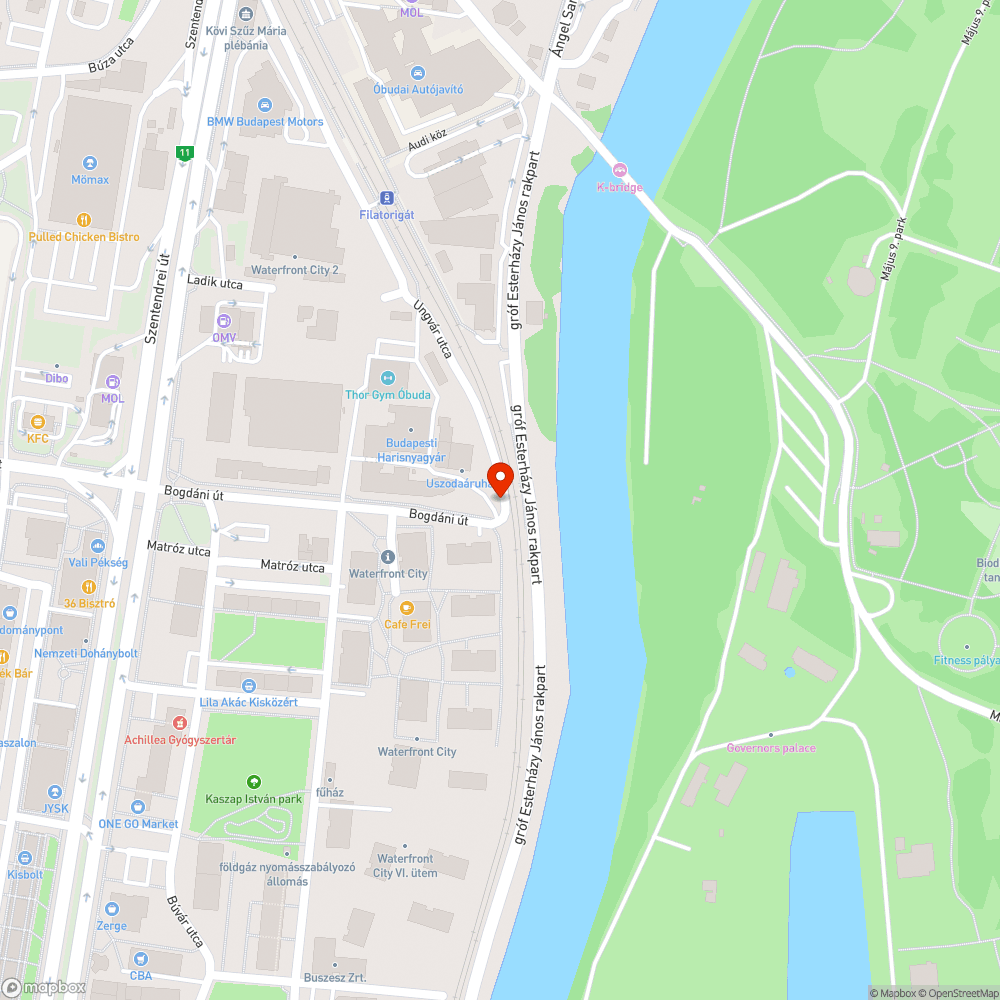 autók a járdán gyalogosoknak marad az úttest és a veszély bejelentés helye