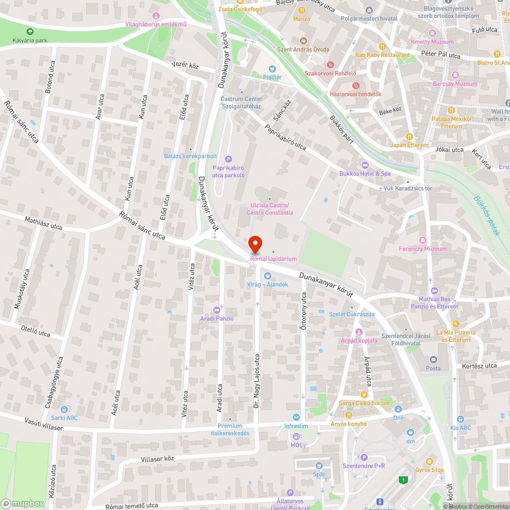 Út szélén hagyott uszodát jelző tábla a Római kőtárnál bejelentés helye