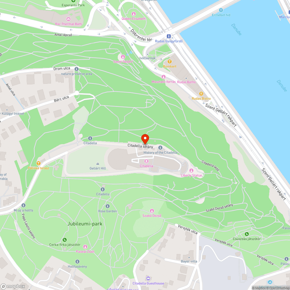 Szakadt plakátok a citadellán bejelentés helye