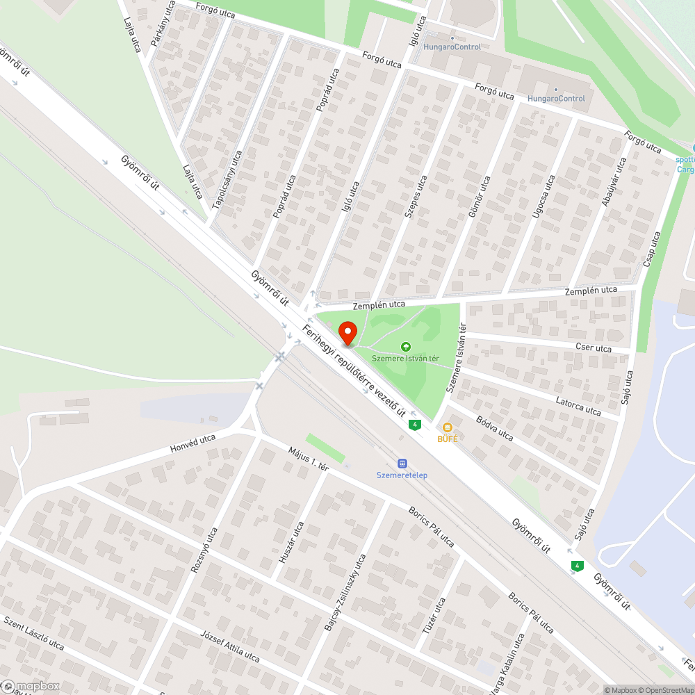 200E buszmegálló, környék közösségi közlekedését bemutató tábla nehezen olvasható bejelentés helye