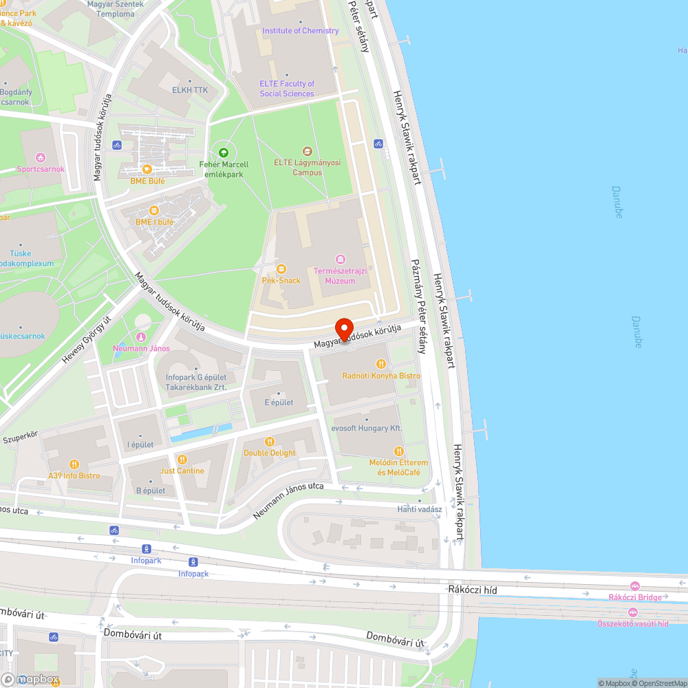 Fent állnak az autók a füvön bejelentés helye