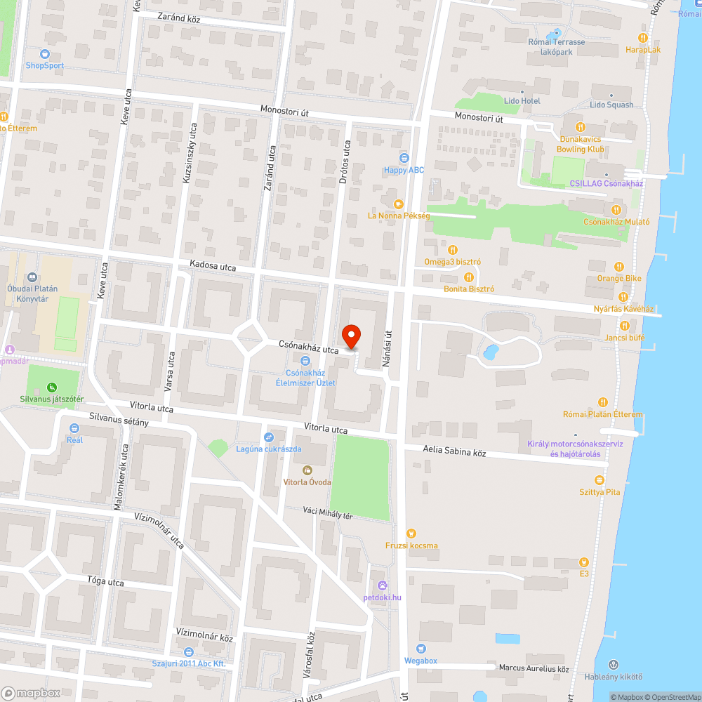 Kék Ford autó parkol a járdán bejelentés helye