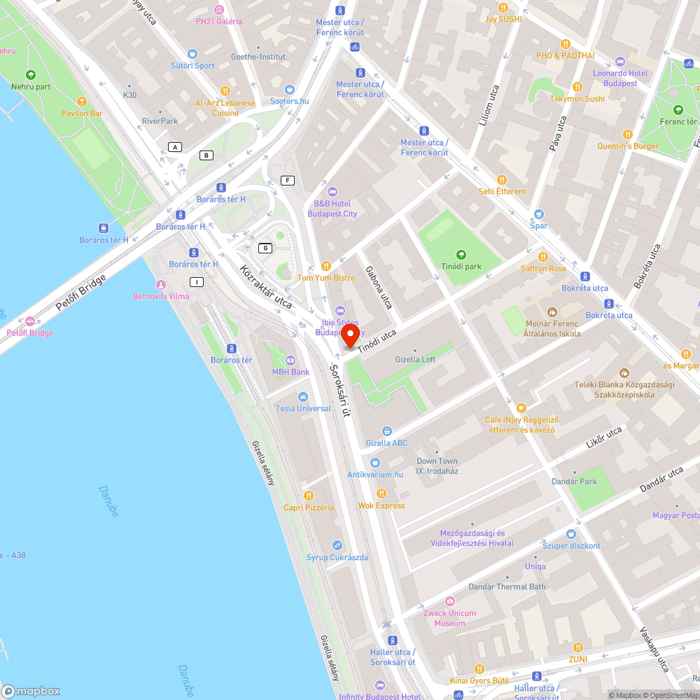 Nagy, obszcén graffiti a ház falán, mindkét oldalon bejelentés helye