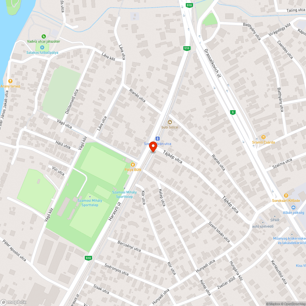 Kivágott kerítés a vágányok között bejelentés helye