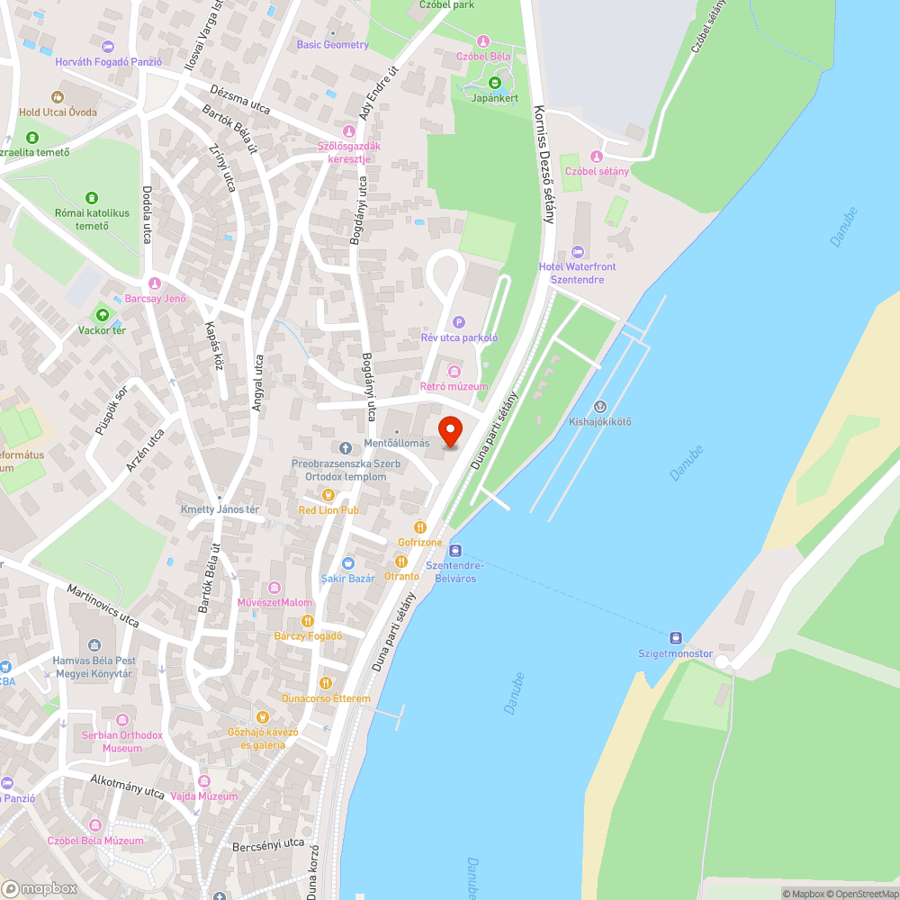 A Duna korzón, a kikötőnél nagy halom levél gyűlt fel az út menti gyalogos járdán bejelentés helye