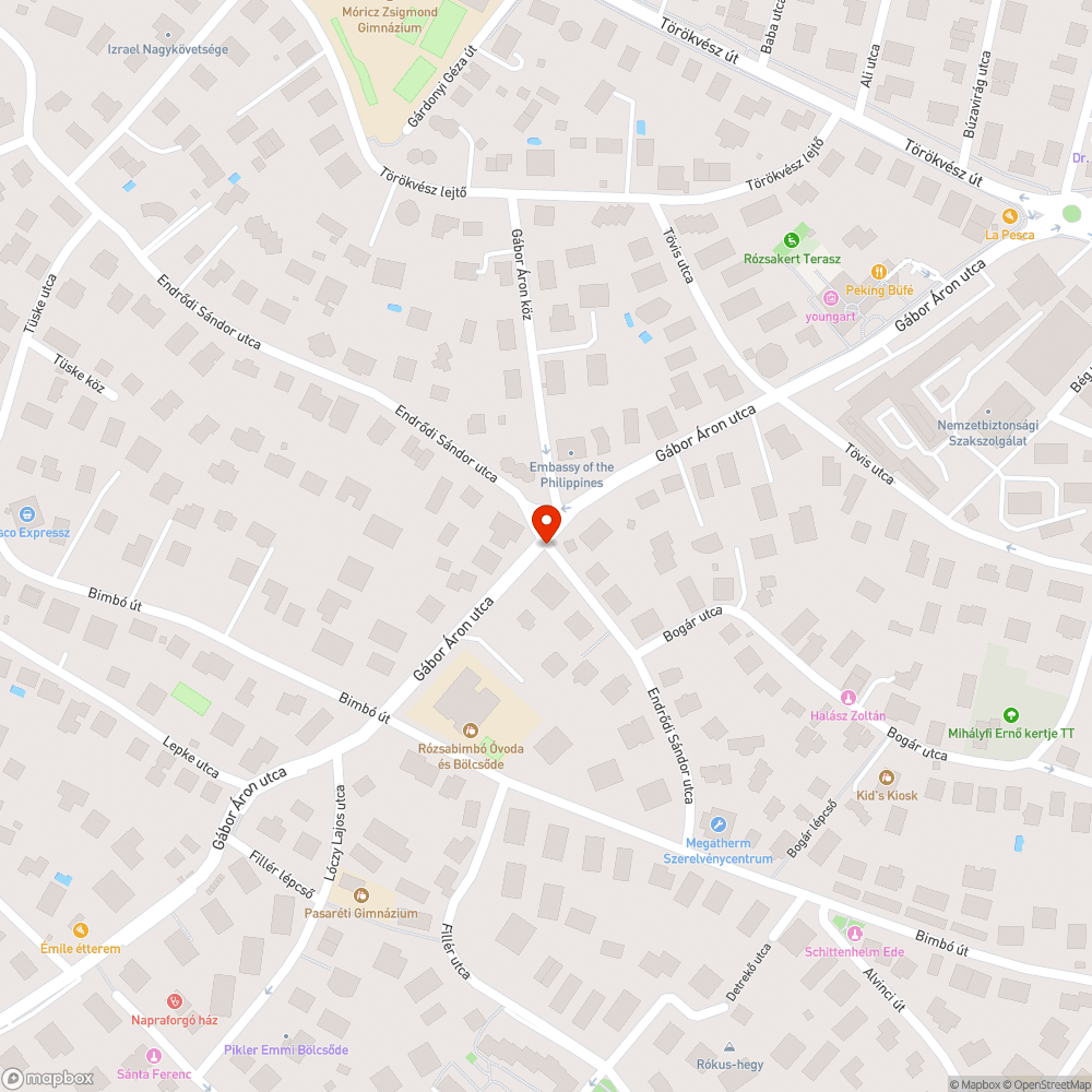 Kidöntött KRESZ tábla a Gábor Áron utcán bejelentés helye