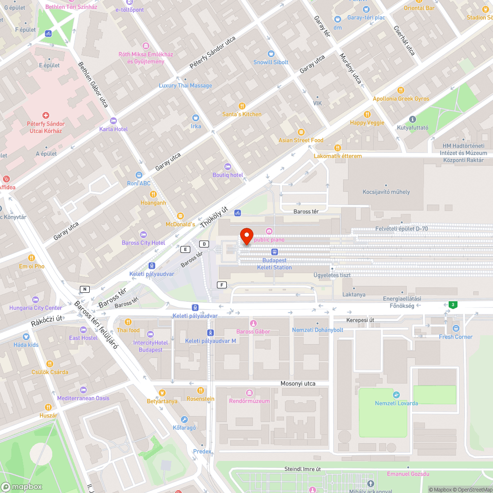 Kritikan aluli állapotban levő, es sokszor érthetetlen irány táblák az M2 metró Keleti pályaudvar megállónál bejelentés helye