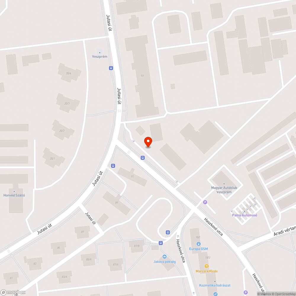 A laktanya parkolójában csak halványan parázslik a közvilágítás bejelentés helye