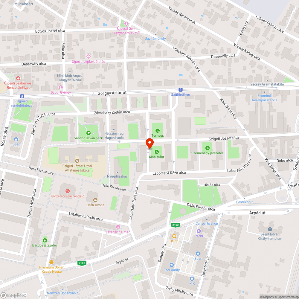 Az autók a járdán közlekednek a behajtani tilosban bejelentés helye